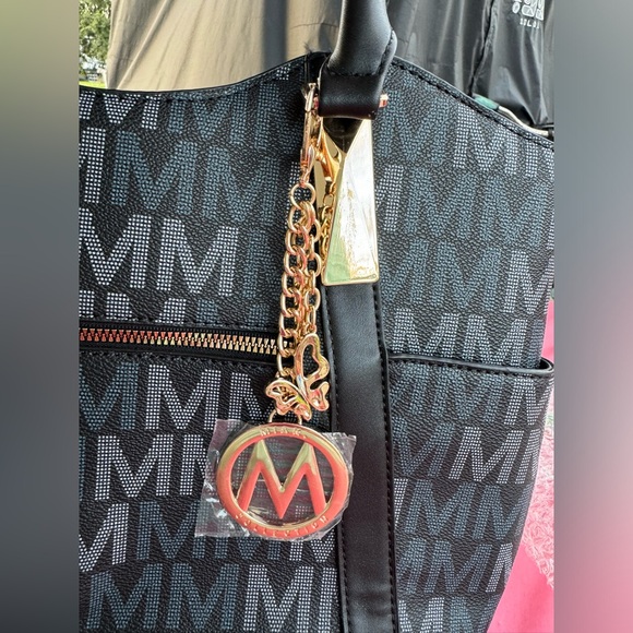 PRICE CUT! Fashion ‘look a like’ bag. Brand New; Actually, a Very nice bag! - Picture 8 of 10